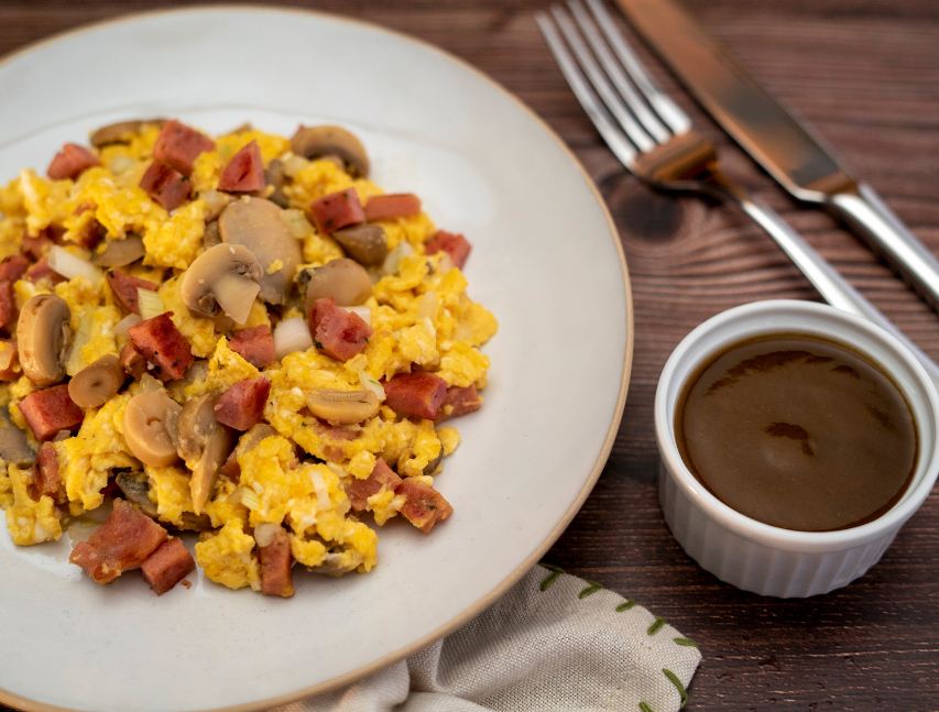 Huevos con salchichón
