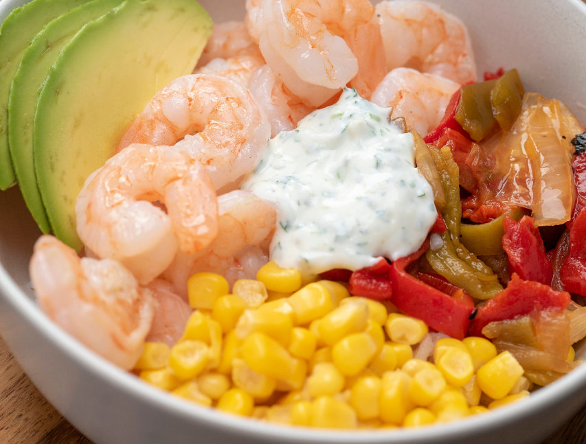 Bowl de camarones con maíz dulce