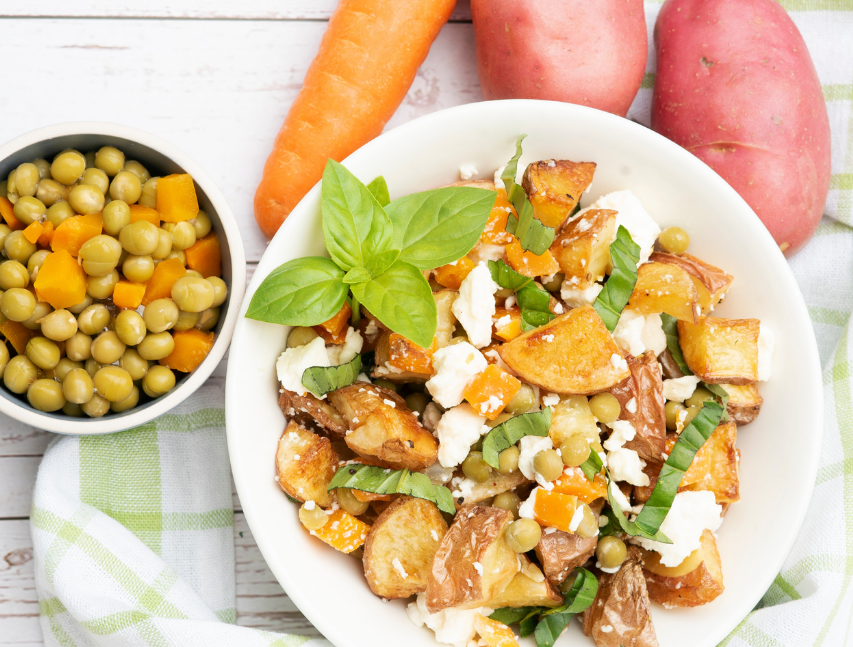 Ensalada de papa con guisantes y zanahoria