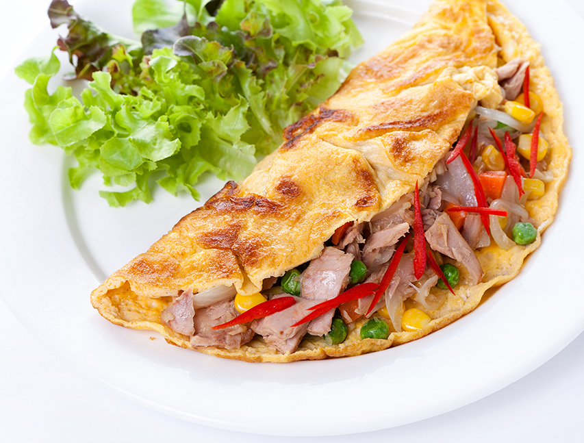 Omelette con atún, maíz dulce y guisantes