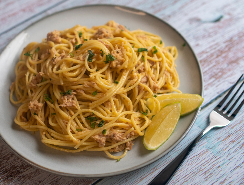 Pasta con atún y pimienta