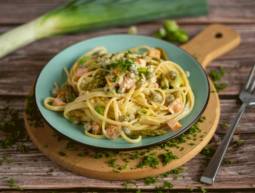 Pasta con guisantes, zanahoria y espárragos