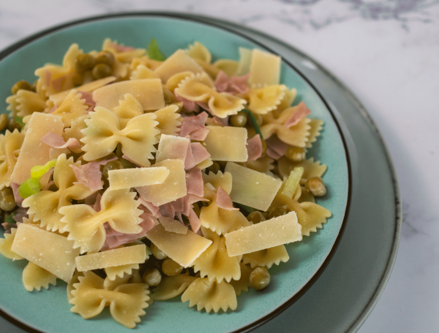 Pasta con guisantes, jamón y cebollinos
