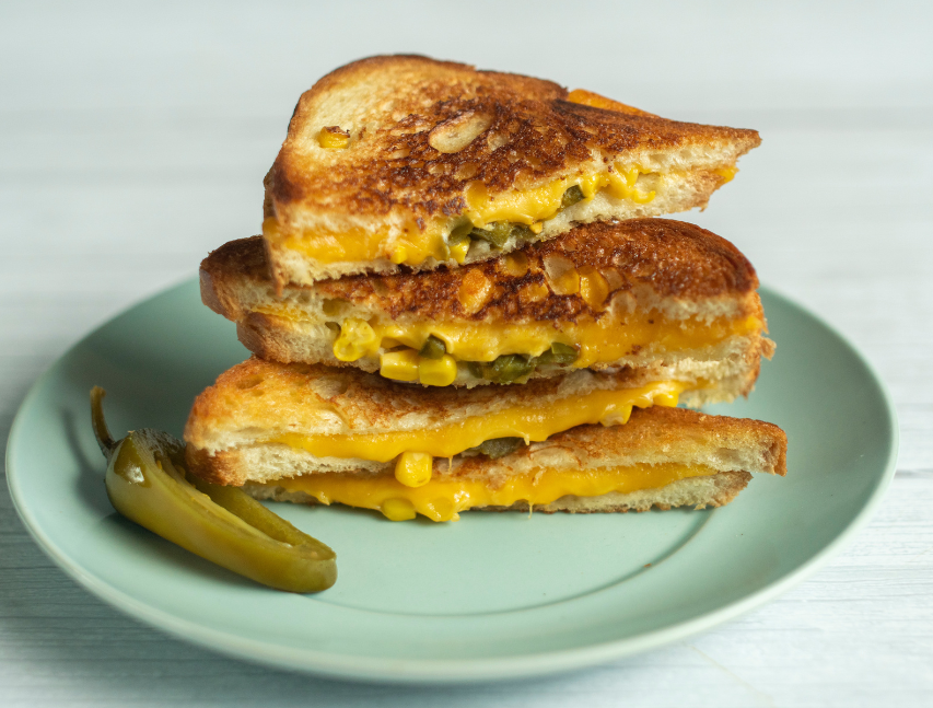 Sándwich de queso con maíz y jalapeños